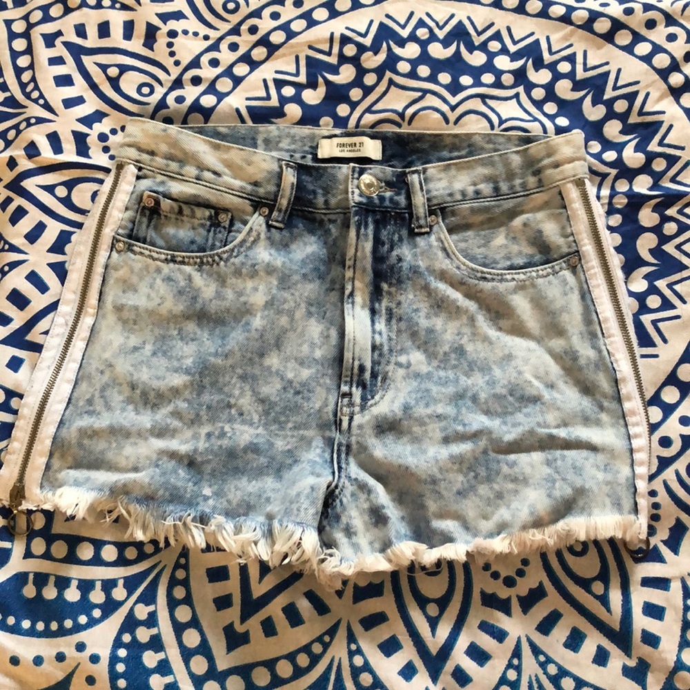 BRAND NEW Forever 21 Faded Jean Shorts Size 28